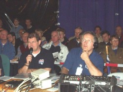 De speaker, Bob Iken (links)